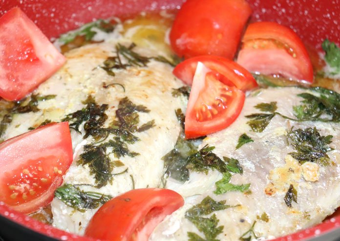 Vire os filés de peixe e acrescente os tomates