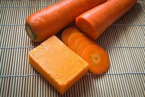 Como fazer um sabonete caseiro de cenoura para cuidar da pele?