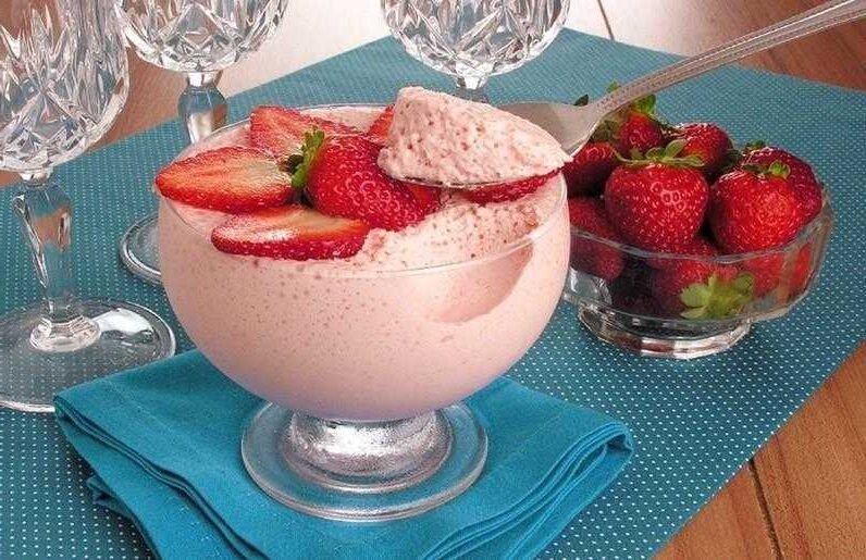 mousse de iogurte de morango: sobremesa deliciosa e pratica!