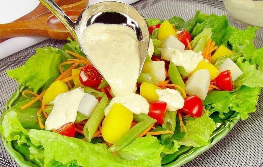 Salada com molho de queijo