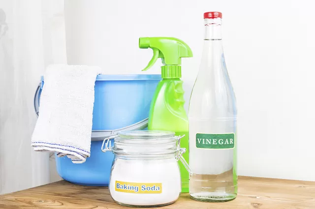O vinagre pode ser usado para fazer a higienização de diversos cômodos da casa