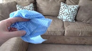 como limpar sofá de tecido com soluções caseiras