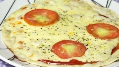 pizza de frigideira e molho de tomate