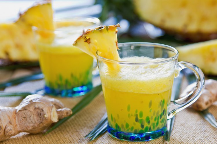 Suco de abacaxi com gengibre para retenção de líquidos (e como fazer)