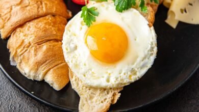 Croissant e Ovos Fritos Deliciosamente Preparados para o Café da Manhã