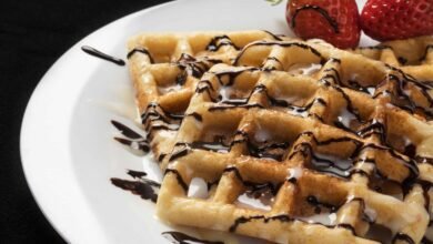 Waffles Caseiros com Mel e Morangos Um Prazer Para o Café da Manhã