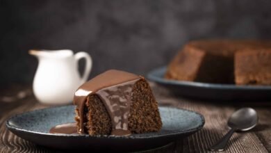 Bolo de Chocolate com Calda Cremosa de Chocolate Uma Festa