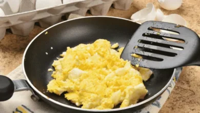 Ovos Mexidos com Alho Poró Muito Fácil Rápido e Nutritivo. Confira