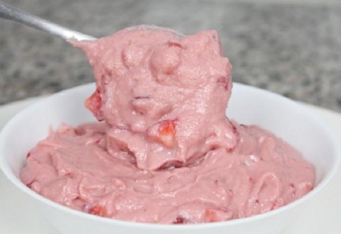 recheio de mousse de morango com pedaços