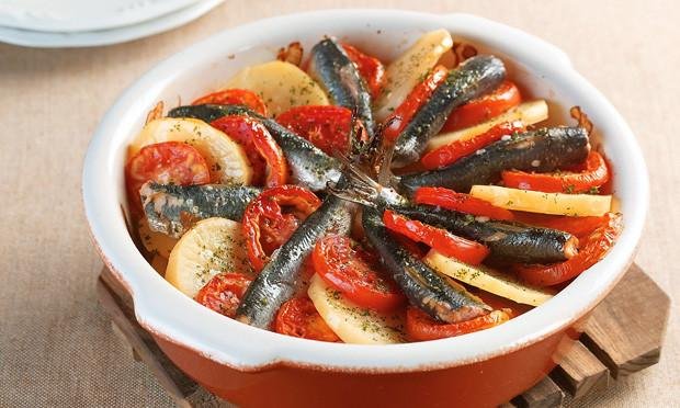 Sardinha ao Forno com batata e tomate que e uma - Sardinha ao Forno com batata e tomate que é uma delicia