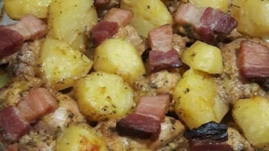 Sobrecoxa Assada com Batatas e bacon uma delicia para hoje