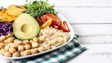 Salada Saudável com Legumes, Quinoa e Frutas: Receita Deliciosa e Nutritiva da Família