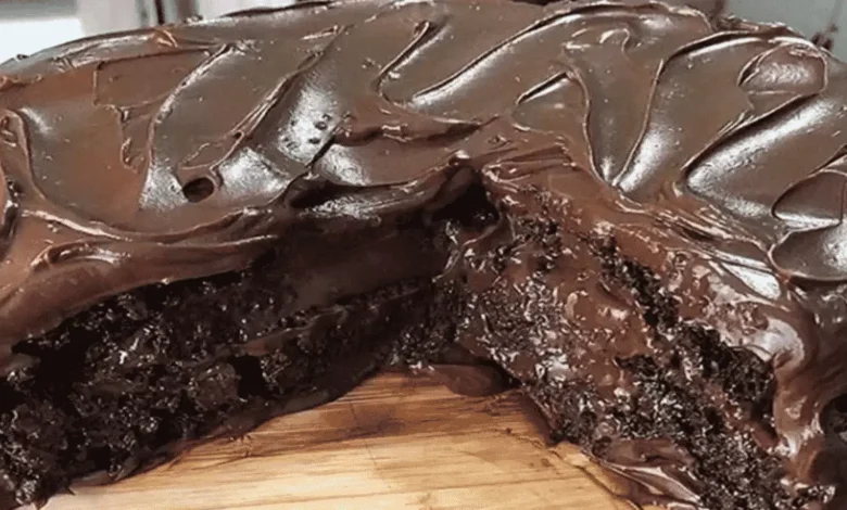 Receita de bolo de chocolate simples e molhadinho vem fazer agora